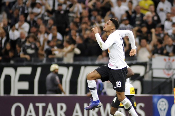 Gustavo comemora o gol contra o Racing, em confronto pela primeira fase da Copa Sul-Americana de 2019