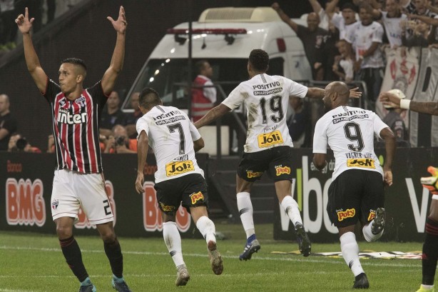 Elenco do Corinthians comemora o gol contra o So Paulo neste domingo