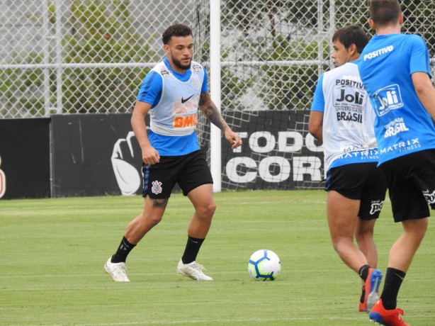 Sem espao com Carille neste momento, Andr Lus segue a rotina de treinos fortes no Corinthians