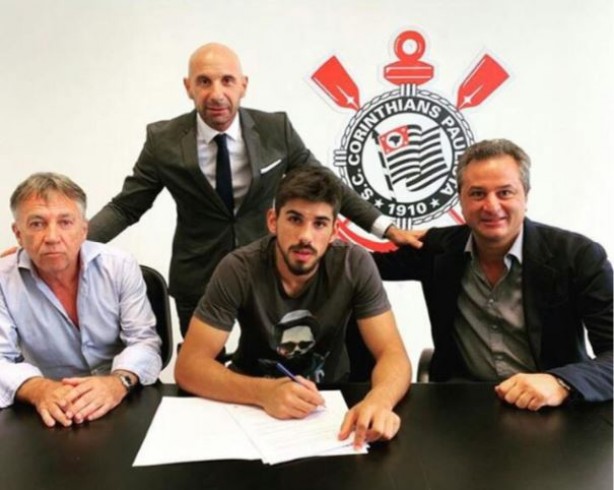 Bruno Mndez assinou nesta quarta-feira seu contrato com o Corinthians