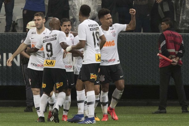 Corinthians fez dois gols no final do jogo e garantiu a classificao