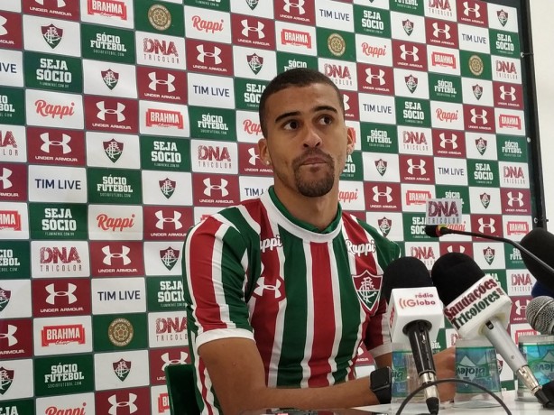 Lo Santos j concedeu entrevista coletiva como atleta do Fluminense