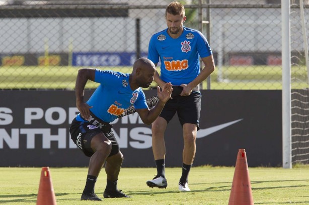 Vagner Love retorna  equipe titular e pode atuar como centroavante contra o Santos