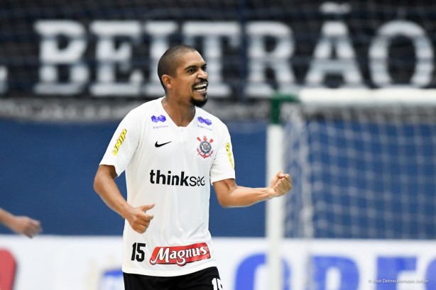 Corinthians venceu Atlntico em duelo vlido pela Supercopa; novo uniforme foi utilizado