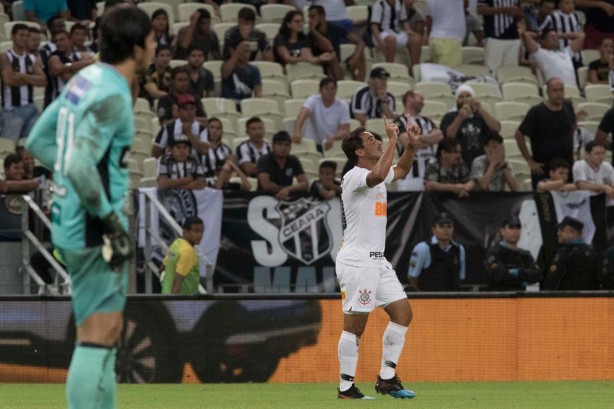 Jadson marcou o terceiro gol do Corinthians diante do Ceará