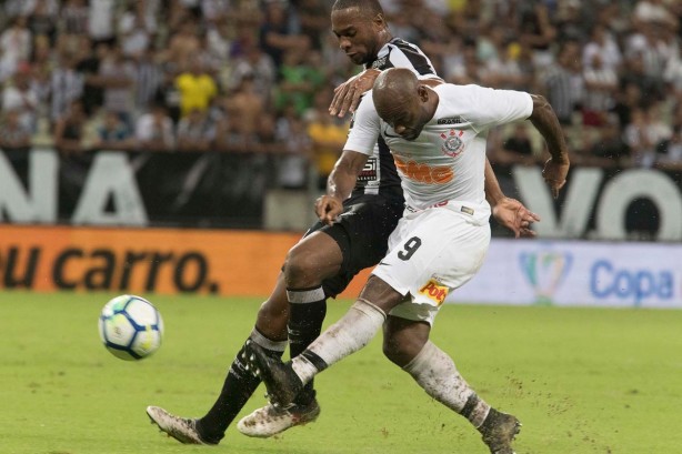 Love marcou o segundo gol do Corinthians diante do Cear