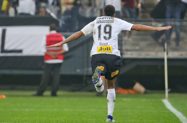 Gustavo marca o gol da vitria contra o So Paulo, na Arena Corinthians