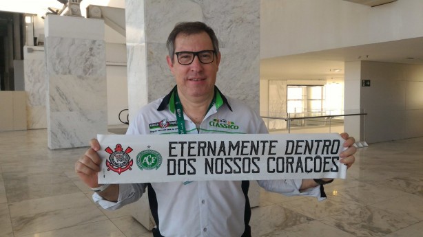 Henzel esteve na Arena quando o Corinthians homenageou as vtimas do acidente areo