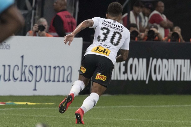 Jnior Urso marcou o nico gol do Corinthians contra a Ferroviria nesta quarta-feira