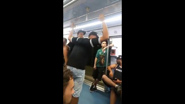 Corinthianos deram um show de respeito e rivalidade ao encontrar palmeirense dentro de vago do metr