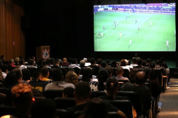 Mais de 300 alvinegros acompanharam a semifinal no teatro do Parque So Jorge