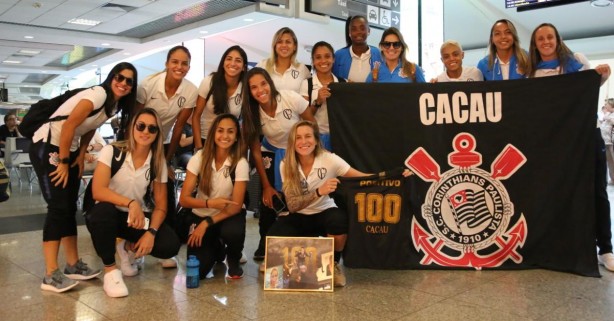 Saguão de aeroporto virou palco de homenagem para corinthiana Cacau