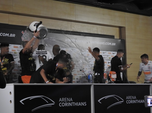 Carille toma banho durante entrevista coletiva na Arena Corinthians