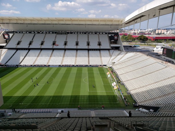 Funcionários já preparam o mosaico na Arena Corinthians para este domingo
