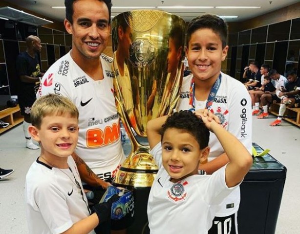 Jadson posou com troféu do Paulistão-2019 no vestiário da Arena Corinthians