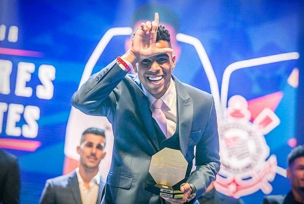 Gustavo com o prêmio de melhor atacante do Paulista 2019