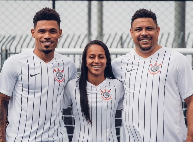 Ronaldo lançou nova camisa do Corinthians junto com Júnior Urso e Adriana