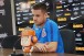 Imagens de agarr�o na camisa de Ralf chegam ao elenco do Corinthians: 'Pux�o e VAR? N�o pode passar'