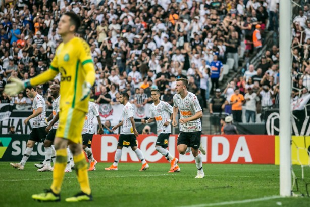 Carlos Augusto marcou o primeiro e nico gol do Corinthians nesta quarta-feira