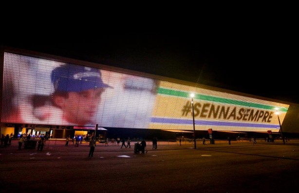 Telão externo da Arena Corinthians iluminado em homenagem a Ayrton Senna