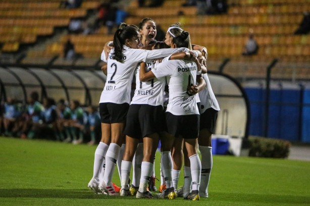 Corinthians vence e segue na cola dos lderes do Brasileiro Feminino
