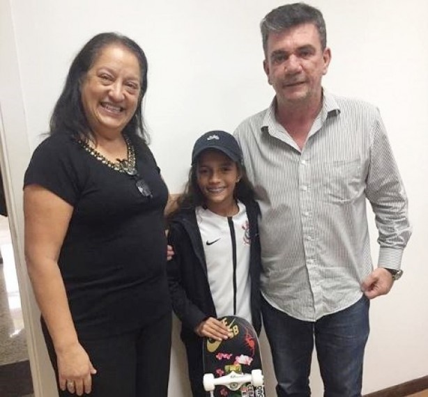 Rayssa ao lado de Edna Murad e Andrés Sanchez no Corinthians