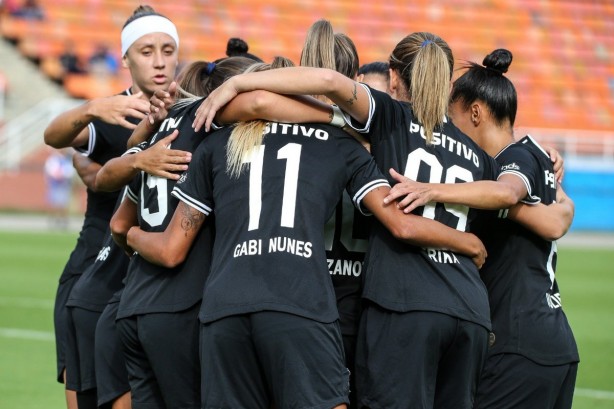 Meninas do Corinthians venceram Santos no Pacaembu