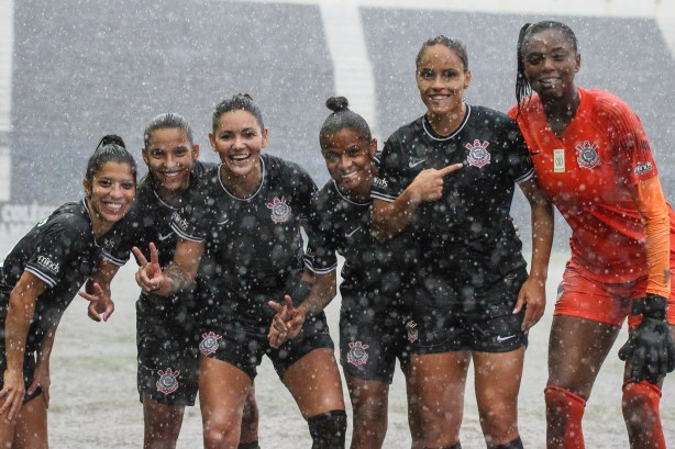 Meninas do Corinthians golearam debaixo de chuva nesse domingo pelo Brasileiro Feminino
