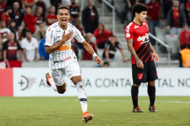 Pedrinho marcou seu stimo gol pelo Corinthians, o primeiro de cabea