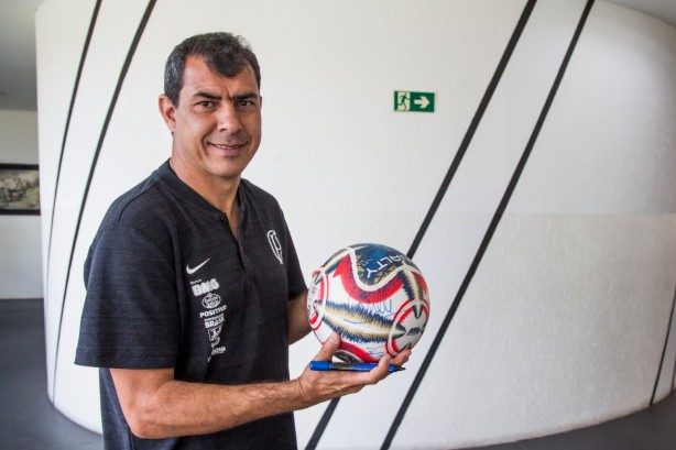 Campeões do Corinthians assinaram a bola que vai ajudar vítimas de ciclones
