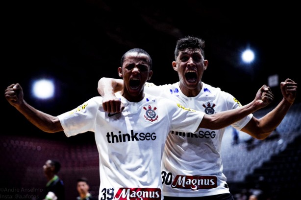 O Corinthians acertou a renovao do contrato de promessas da equipe de futsal