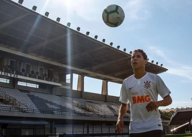Kennyd sobreviveu a incndio na base do Flamengo e hoje defende o Corinthians