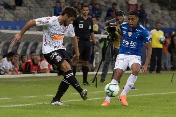 Bruno Mndez estreou pelo Corinthians contra o Cruzeiro, no Mineiro; defensor foi improvisado na lateral direita
