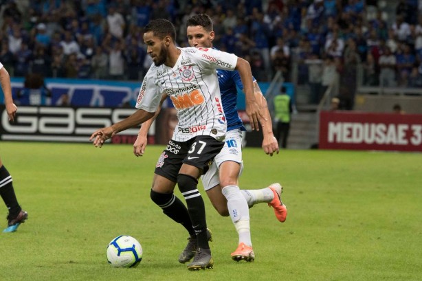 Everaldo fez sua estreia com a camisa do Corinthians diante do Cruzeiro, em Belo Horizonte