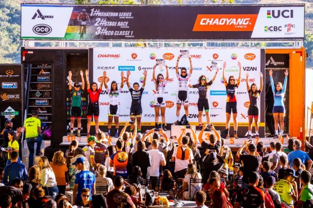Ciclistas durante a premiao da 2 etapa da Maratona Internacional de Chaoyang Estrada Real
