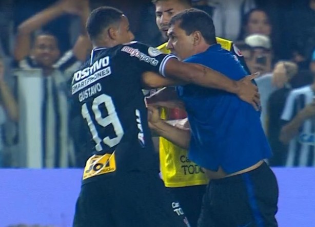 Carille precisou ser contido por alguns jogadores do Corinthians aps o apito final