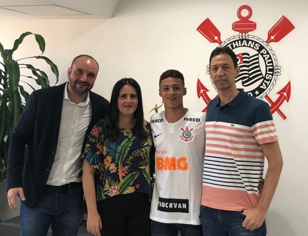 Matheus Araújo ao lado de seu empresário e os pais