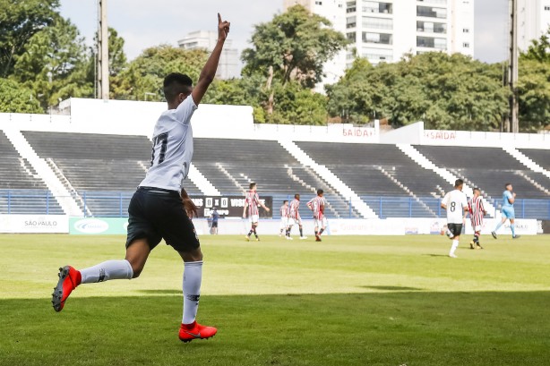 Giovanni marcou o gol do Corinthians na vitria sobre o So Paulo pelo Paulisto Sub-13