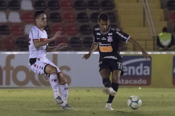 Lucas Belezi se tornou jogador mais jovem a entrar em campo pelo Corinthians
