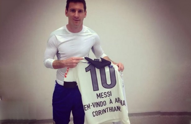 Messi j recebeu camisa do Corinthians durante jogo da Argentina na Arena
