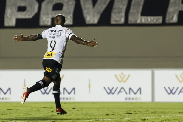 Vagner Love anotou o primeiro gol do Corinthians aps assistncia do goleiro Walter