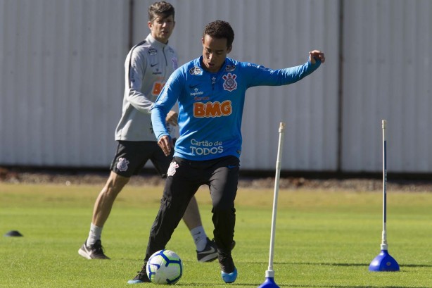 Jadson treina em campo separado e no foi relacionado para a partida contra o Londrina