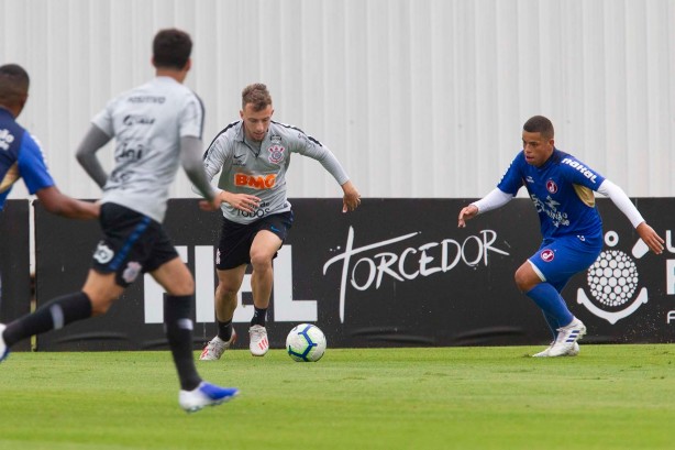 Carlos esteve em campo durante jogo-treino do Corinthians nesta tera-feira