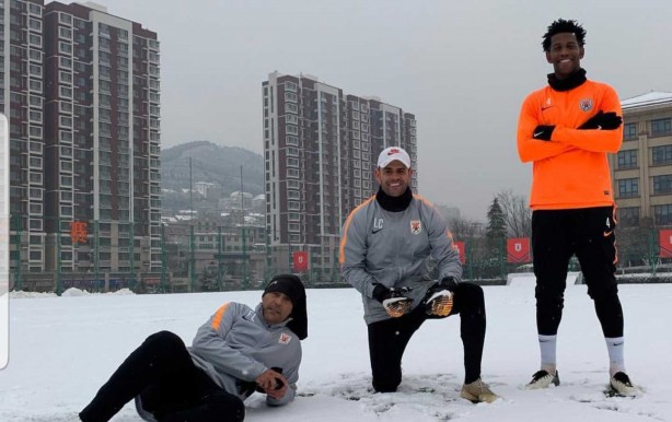 Fbio Lefundes, auxiliar-tcnico do Shandong Luneng, com Gil durante nevasca na China (Lucas Cerqueira, preparador de goleiros no meio)