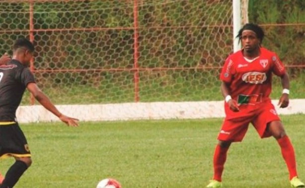 Atacante equatoriano (de vermelho) atua pelo lado esquerdo do campo