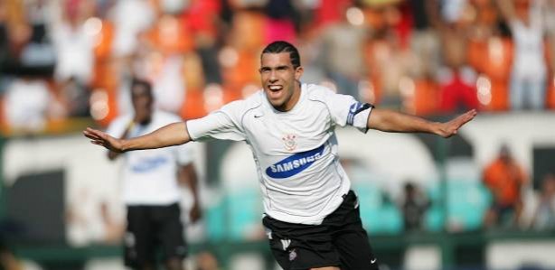Tvez atuou pelo Corinthians em 2005 e 2006