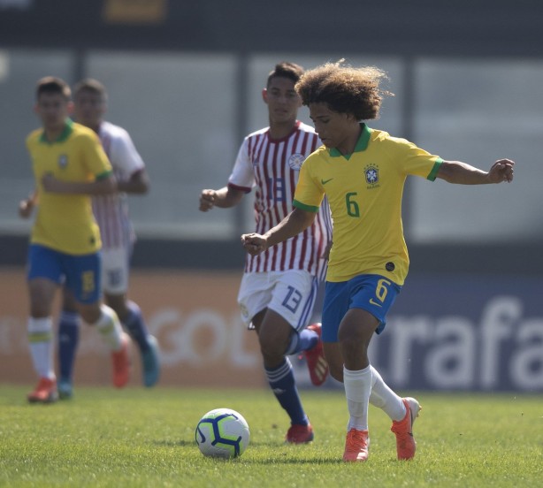 Biro anotou o terceiro gol brasileiro na vitria sobre o Paraguai