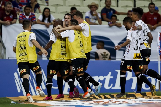 Com gols de Boselli, Pedrinho e Avelar, Corinthians bate Fortaleza e encosta no topo da tabela