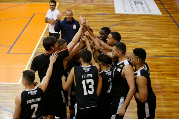 Corinthians venceu o Praia Clube por 77 a 67, no Ginásio de Cristal, em Curitiba (PR)