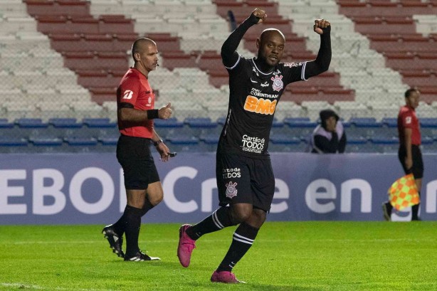 O centroavante marcou duas vezes em noite de classificao do Corinthians